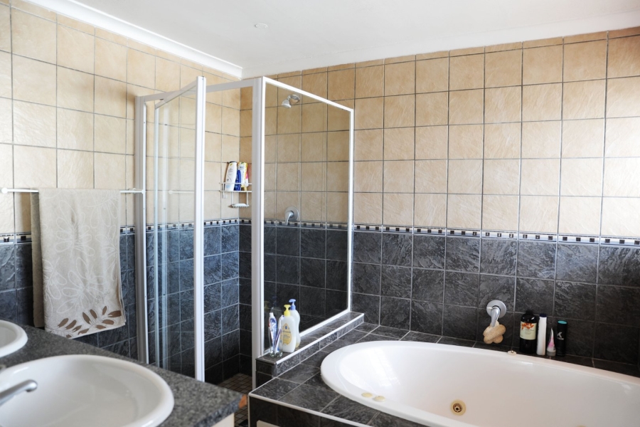 To Let 5 Bedroom Property for Rent in Paradise Beach Western Cape